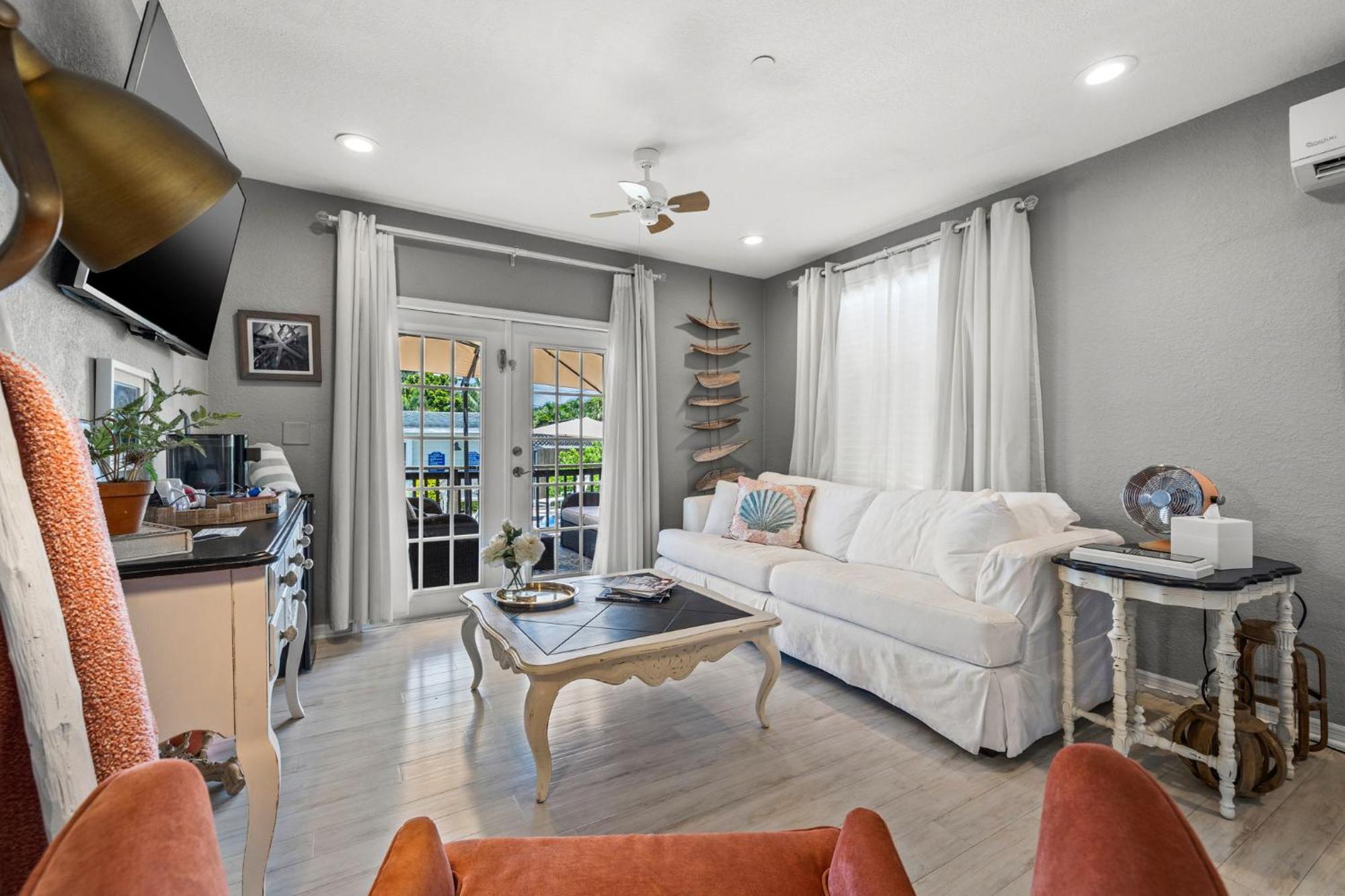 The Kenwood Gables Bed & Breakfast เซนต์ปีเตอร์สเบิร์ก ภายนอก รูปภาพ